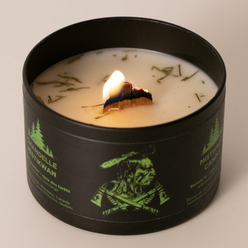 Load image into Gallery viewer, Bougie Mistikwan au sapin baumier allumée