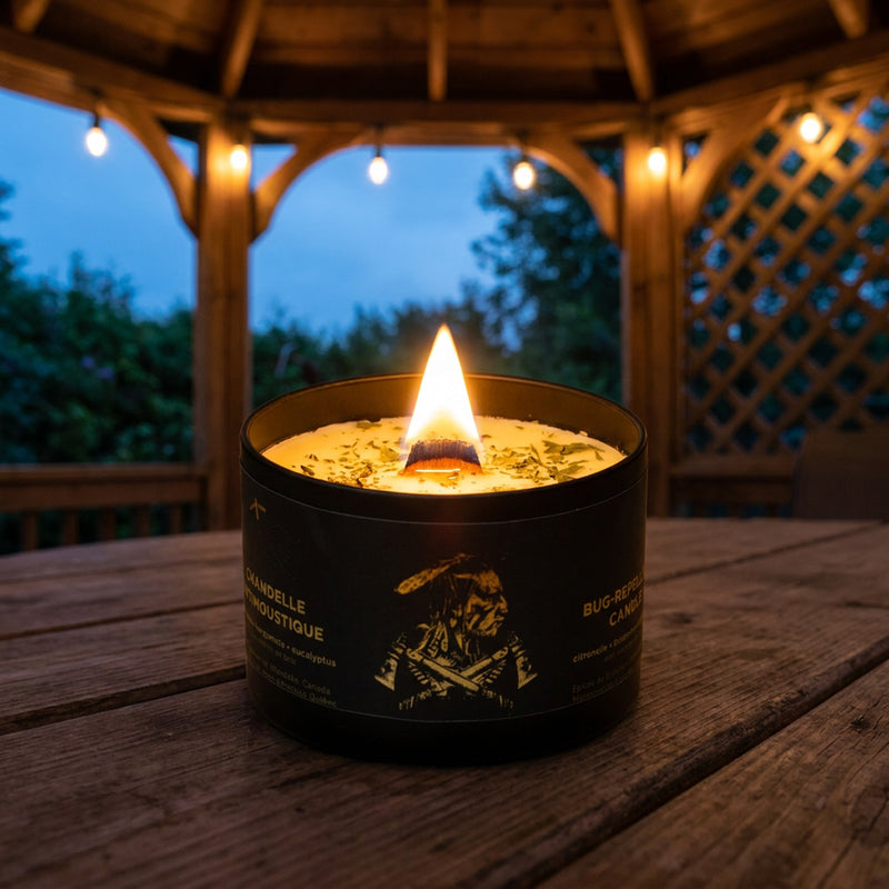 Chargez l'image dans la visionneuse de la galerie, Chandelle antimoustique à la citronnelle allumée dans un gazebo au crépuscule