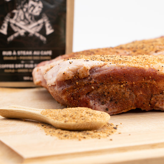 Bones-in-beef frotté avec le Rub à Steak au Café des Épices du Guerrier
