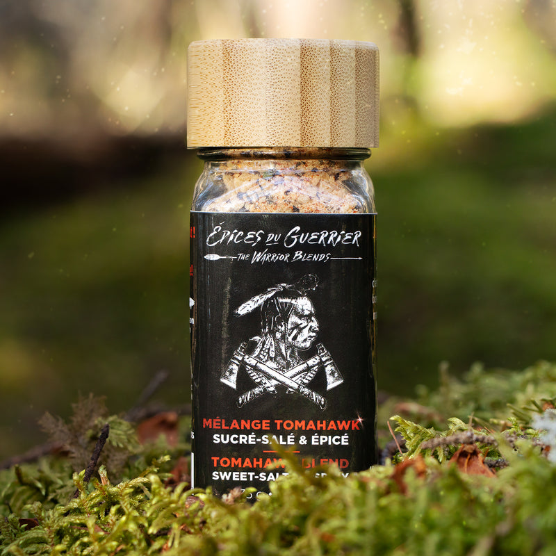 Chargez l'image dans la visionneuse de la galerie, Mélange d'épices Tomahawk 85g - Saupoudroir en verre avec bouchon en bois - En forêt