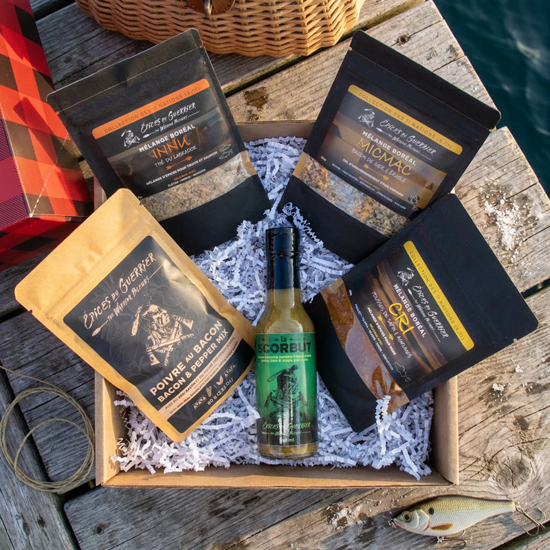 Chargez l'image dans la visionneuse de la galerie, Coffret Fête des Mers Épices du Guerrier avec mélanges boréaux et sauce Scorbut sur quai de pêche