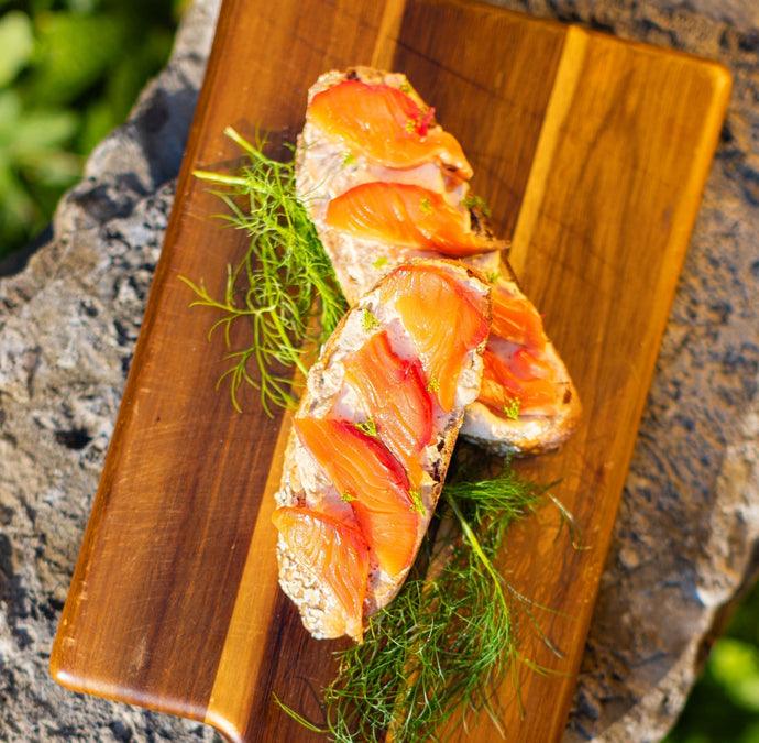 Gravlax de saumon à la betterave et fromage à la crème maison