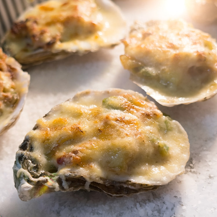 Huîtres gratinées aux poireaux et au bacon.