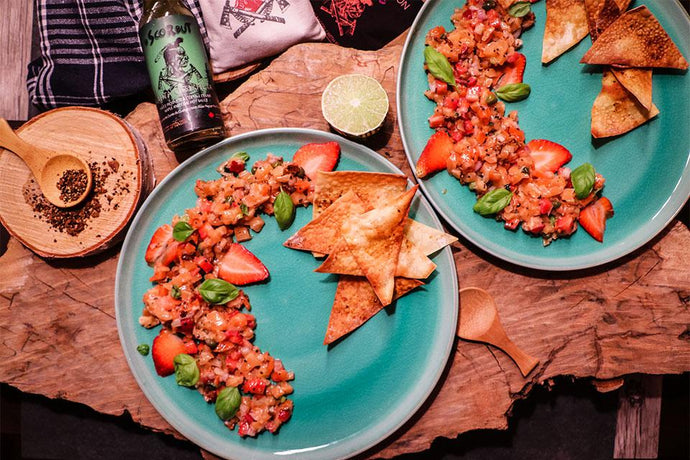 Tartare de saumon avec croustilles de won-ton