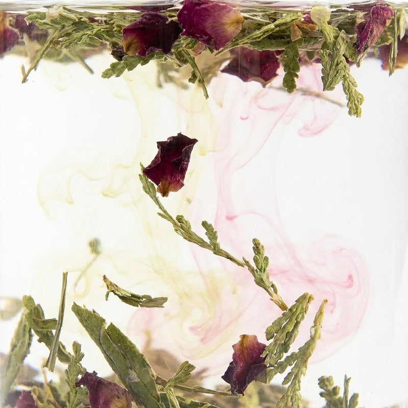 Chargez l'image dans la visionneuse de la galerie, Thé Deschamps en train d'être infusé dans de l'Eau chaude, gros plan
