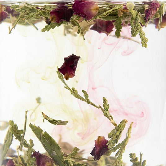 Thé Deschamps en train d'être infusé dans de l'Eau chaude, gros plan