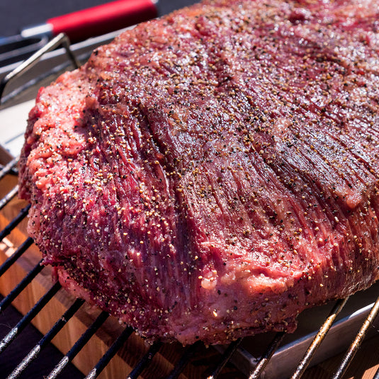 Brisket de bœuf fumé au BBQ avec croûte d'épices pour fumoir