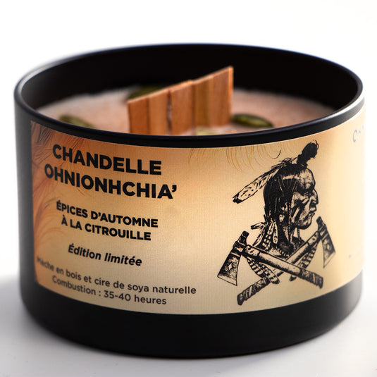 Chandelle Ohnionhchia’ ouverte sur fond blanc