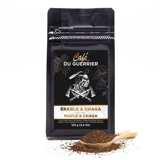Café Érable et Chaga moulu avec grains de café sur fond blanc