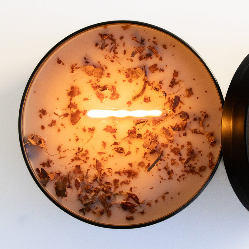 Chargez l'image dans la visionneuse de la galerie, Chandelle Wahta' au Bois d'érable | Épices du Guerrier - vue du dessus, allumée
