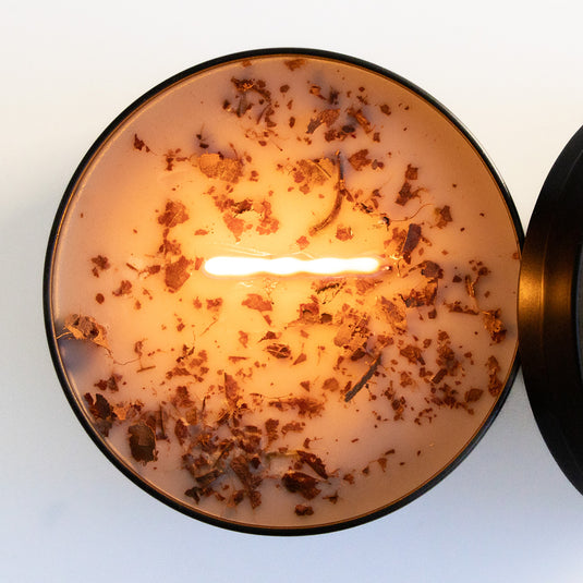 Chandelle Wahta' au Bois d'érable | Épices du Guerrier - vue du dessus, allumée