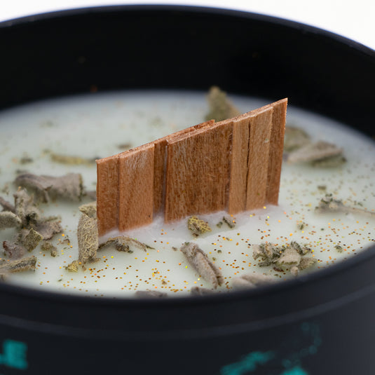 Mèche de bois double et feuilles de sauge dans la cire de soya