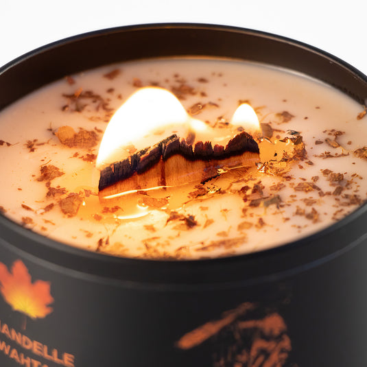 Chandelle Wahta' au Bois d'érable | Épices du Guerrier - vue de près de la mèche en bois, allumée