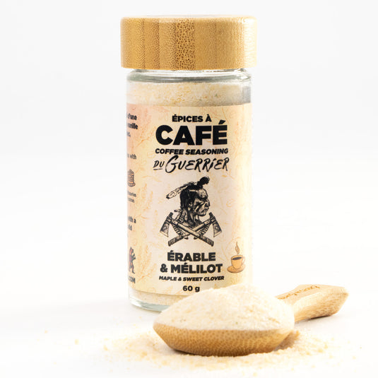 Épices à café Érable et Mélilot avec poudre de sucre naturel sur fond blanc