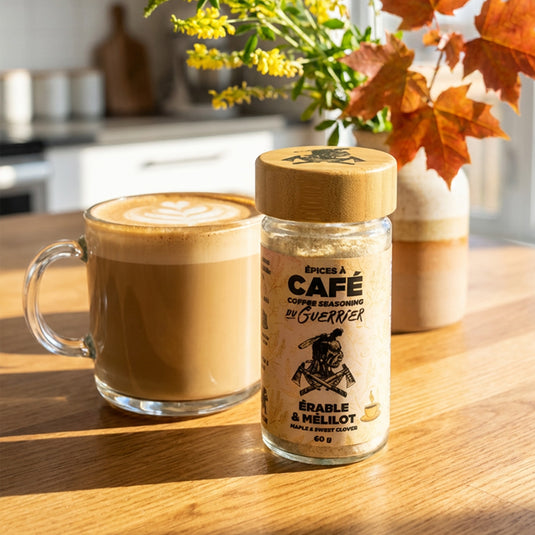 Épices à café Érable et Mélilot à côté d’un latté avec mélilot et feuilles d'érable