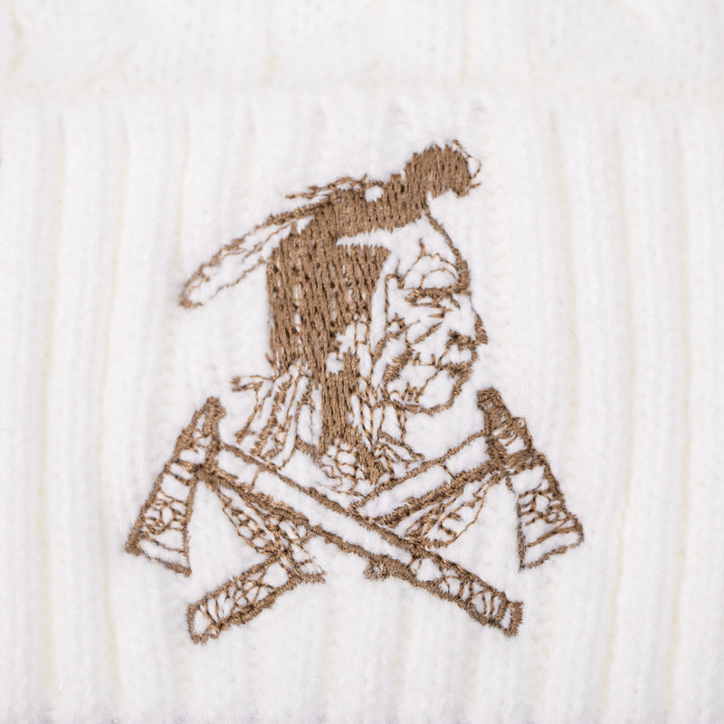 Chargez l'image dans la visionneuse de la galerie, Tuque de la Guerrière - Blanche - Close up sur le logo brodé
