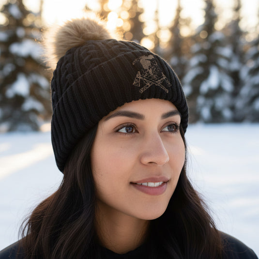 Tuque de la Guerrière à pompon (noir / blanc) – Épices du Guerrier