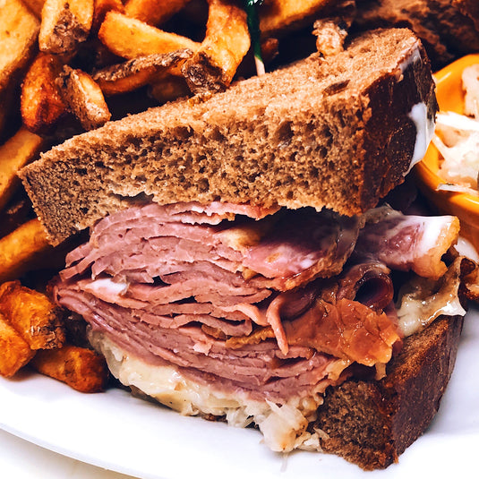 Sandwich smoked meat maison avec viande fumée et épices BBQ